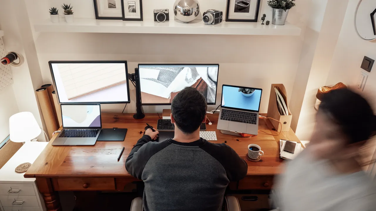 Maximizing Your Productivity: Exploring the Pros and Cons of Using Two Monitors for Work